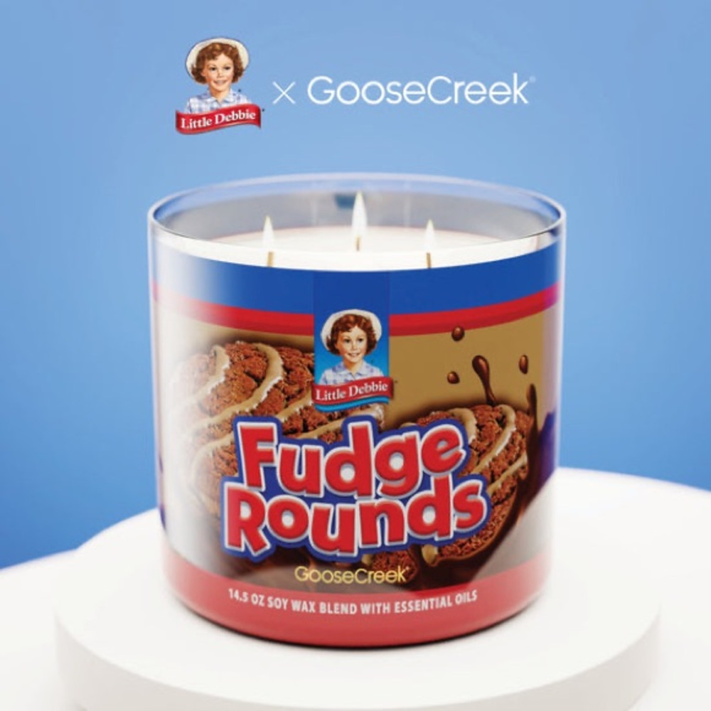 Goose Creek Fudge Rounds Little Debbie ™ 3-Wick Candle with lid NEW - Picture 5 of 6